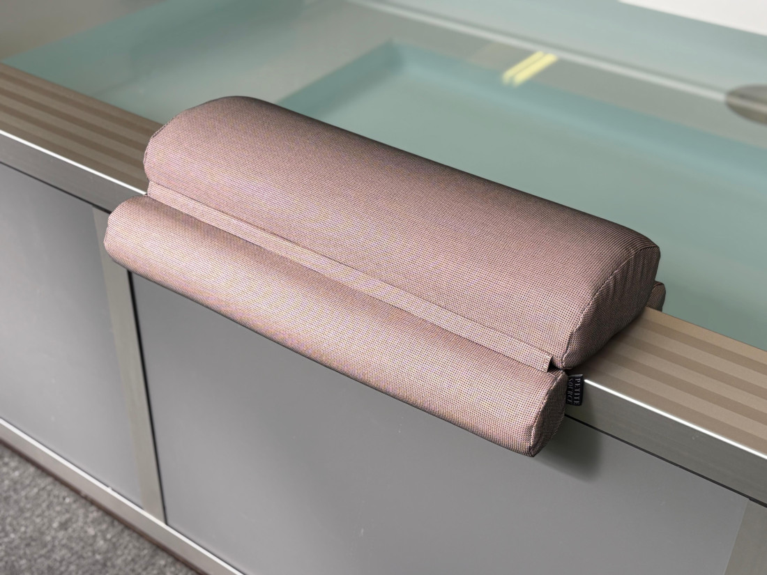 L'appui-tête a été développé pour s'adapter parfaitement à la margelle de Petite Source. Il est disponible en deux longueurs, cinq couleurs et il est réalisé en tissu de qualité nautique.
