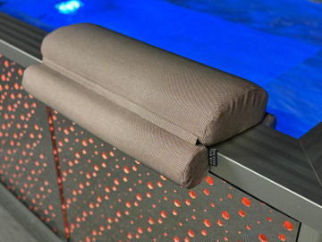 L'appui-tête a été développé pour s'adapter parfaitement à la margelle de Petite Source. Il est disponible en trois couleurs et il est réalisé en France en tissu de qualité outdoor.