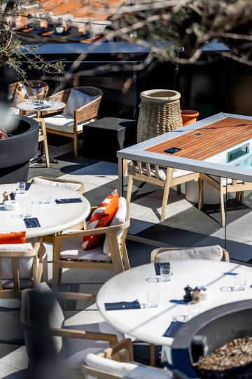 Mirror design pool installed in luxury hotel - Petite Source Hilton Nice