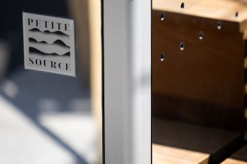 Luxury hotel design pool - above-ground mirror cladding Petite Source Nice