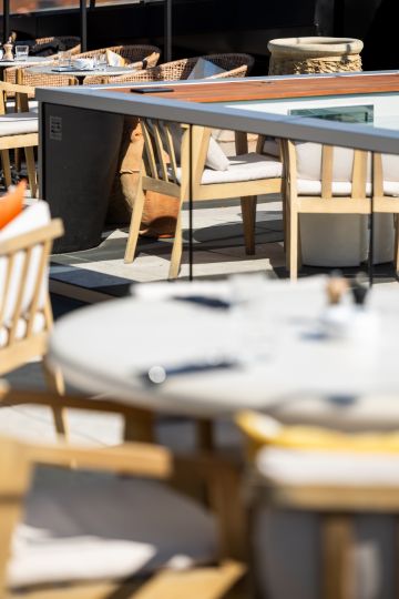 Petite Source mirror design pool - wellness luxury hospitality Nice