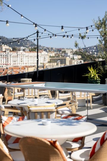 Above-ground mirror pool Petite Source - Île secrète finish luxury hotel Nice