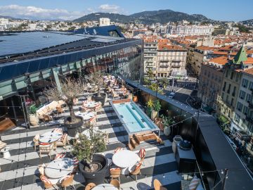 Luxury hotel design pool - mirror cladding Petite Source Nice hospitality