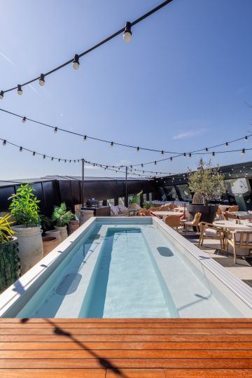 Petite Source mirror design pool - hospitality wellness French Riviera