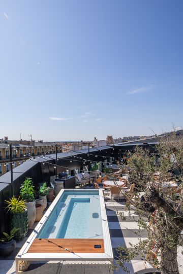 Luxury hotel mirror pool Petite Source - Île secrète finish Côte d'Azur