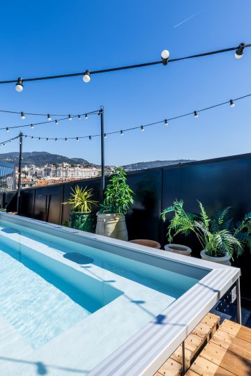 Petite Source above-ground mirror pool - Île secrète finish luxury hotel