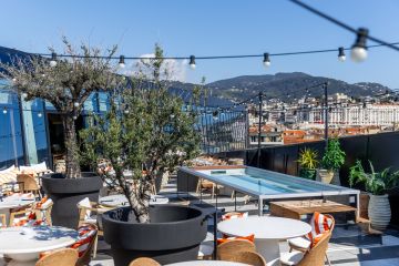 Petite Source design pool - mirror cladding luxury hotel French Riviera