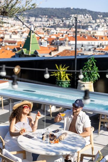 Mirror spa Petite Source - design pool DoubleTree Hilton Nice hospitality