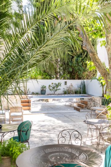 Bain Petite Source PS7 dans jardin d'ombres Sanary — vue portrait