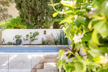 A l'Hôtel Bon Abri, une Petite Source pleine de discrétion habille subtilement un jardin d'ombre...