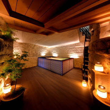 Petite Source finition Nid d'étoiles - Dans une ambiance spa en cave voûtée, le bain nordique rétroéclairé fait briller tout son design.