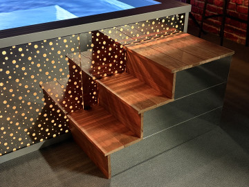 Le podium d’accès Petite Source est conçu pour offrir une montée élégante et confortable vers le bassin, tout en s’intégrant parfaitement à son design contemporain.