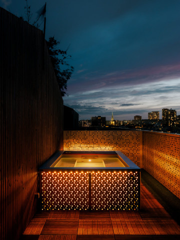 Ce toit-terrasse en plein Paris 13 avec vue sur Notre Dame de la Gare prend un sens et une dimension complètement nouvelle avec l'intégration de Petite Source Nid d'étoilesⒹ.