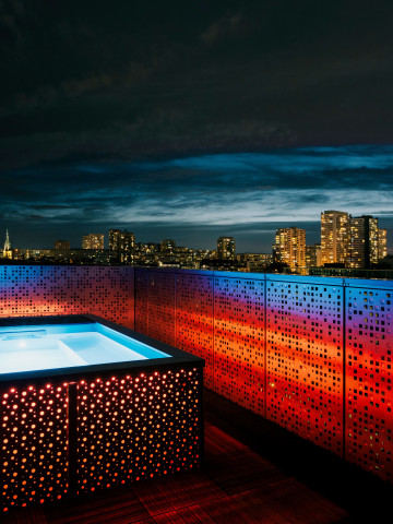 Objet urbain, piscine citadine de naissance, Petite Source dialogue avec la Skyline parisienne tout naturellement.