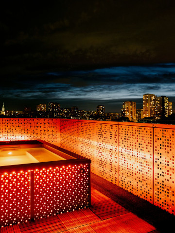 Et pourquoi pas une ambiance rouge totale pour dompter la ville qui entre dans une nuit noire ?