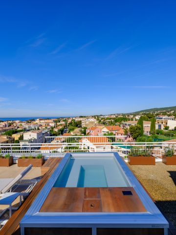 Spa hors-sol Petite Source Cortén vue mer Bandol