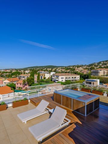 Petite Source Cortén chaises longues terrasse bois Bandol
