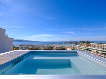 Petite Source toit-terrasse Bandol eau bleue ciel azur