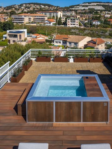 Spa hors-sol Petite Source Cortén Bandol Var vue collines